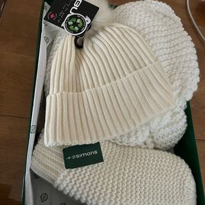 🔴SOLD🔴 Brand new hat scarf and mitten